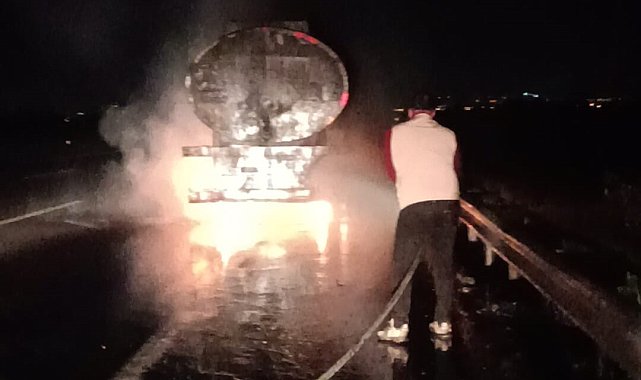 Seyir halindeki tanker alev alev yandı