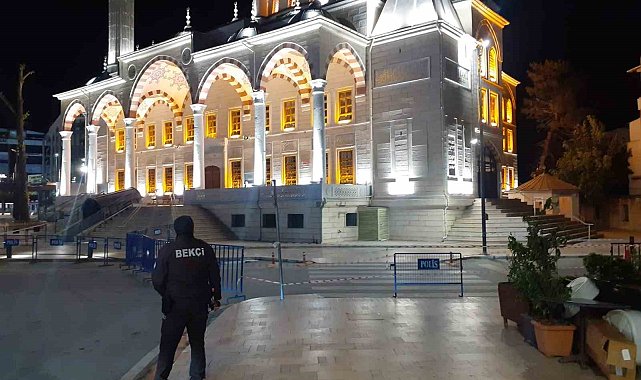 Şiddetli rüzgar caminin kurşunlarını uçurdu