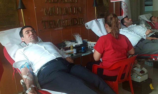 Siirt Cumhuriyet Başsavcısı 30'uncu kez kan bağışında bulundu