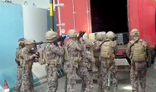 Siirt'te 17 düzensiz göçmen ve göçmenleri taşıyan araçta uyuşturucu ele geçirildi