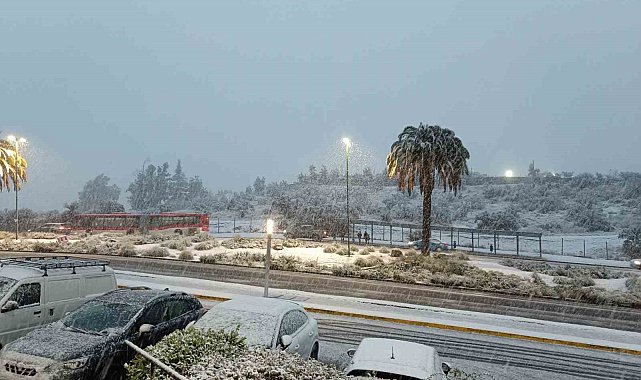 Şili'de sokaklar beyaz örtüyle kaplandı