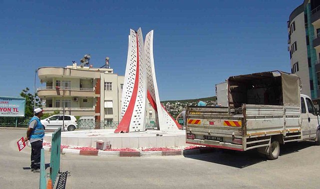 Silifke'de Ay Yıldız anıtının sökülmesi tepkilere neden oldu