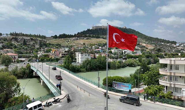 Silifke'de kaldırılması tepkilere neden olan anıtın yerine Türk bayrağı konuldu