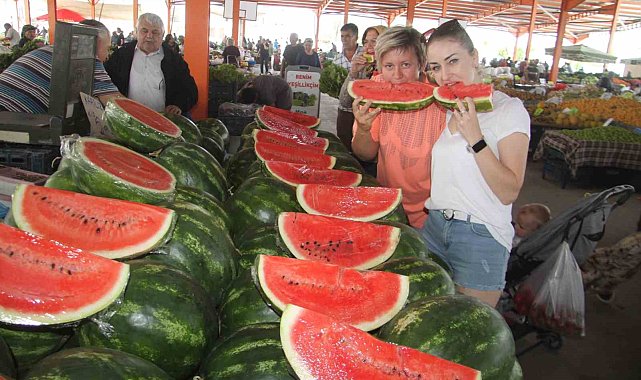 Silifke'de satılan İran ve Antalya karpuzuna Rus vatandaşlar büyük ilgi gösteriyor