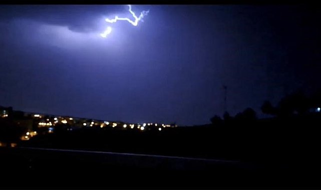 Silvan'da şimşekler geceyi aydınlattı