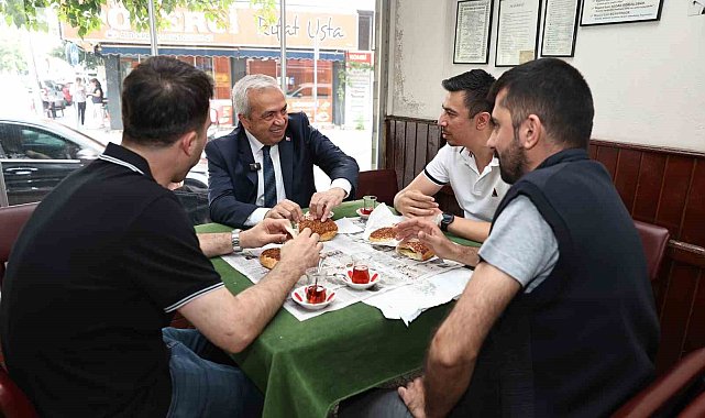 Simitler Başkan'dan çaylar vatandaştan