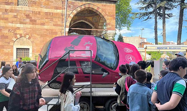 Simülasyon aracında emniyet kemeri takmayınca olanlar oldu, bildiği tüm duaları okudu