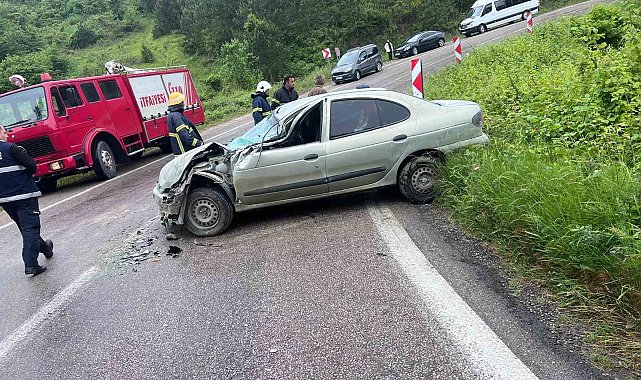 Sinop'ta kamyonet ile otomobil çarpıştı: 3 yaralı