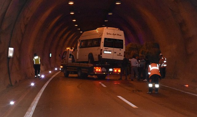 Sinop'ta traktör ile yolcu minibüsü çarpıştı: 11 yaralı
