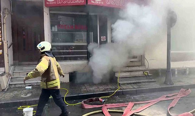 Şişli Mahmut Şevket Paşa Mahallesi'nde 7 katlı bir binanın zemin katındaki depoda yangın çıktı. Yangın nedeniyle yoğun duman oluşurken, olay yerine sevk edilen itfaiye ekipleri yangını söndürmek için çalışma başlattı.
