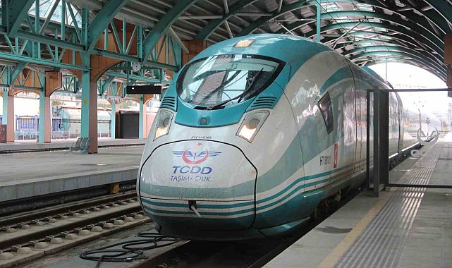 Sivas-İstanbul arası 7 saat kısaldı: YHT Sivas'a ilk seferini yaptı