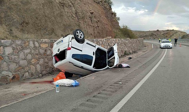 Sivas'ta hafif ticari araç devrildi: 1 ölü, 2 yaralı