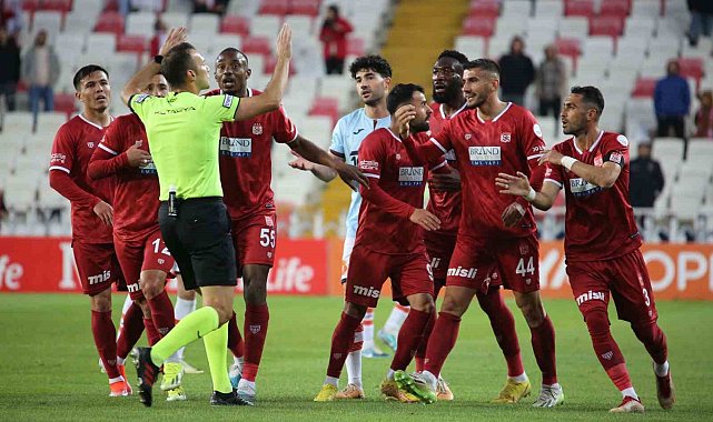 Sivasspor'da İbrahim Akdağ kırmızı kart gördü