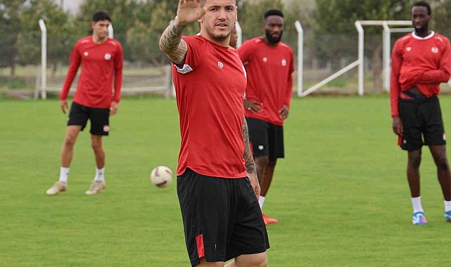 Sivasspor'da Rey Manaj takımla çalıştı