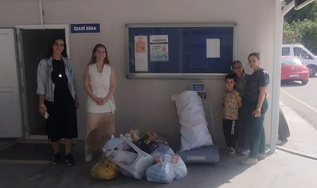 Sökeli çocuklar atığı getiriyor, hediyeyi kapıyor