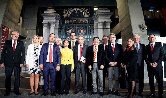 Süheyl Batum listesini divan kuruluna teslim etti