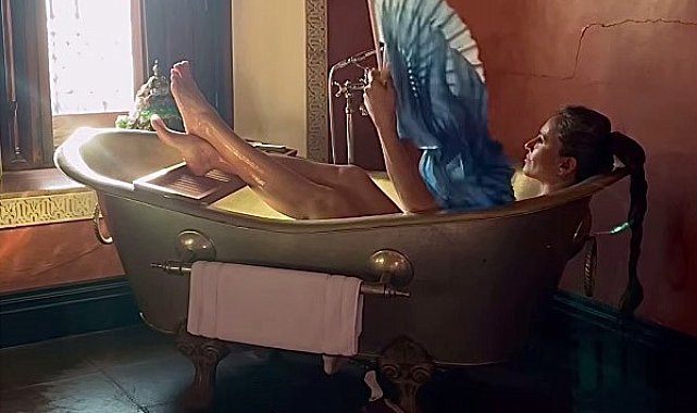 Sultanahmet Four Seasons Oteli'nin bahçesindeki camide müstehcen poz veren Eda Taşpınar, yeniden tartışmaların odağında