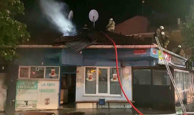 Sultangazi'de 4 iş yerinin olduğu bina alev alev yandı