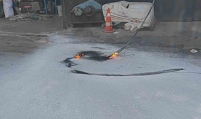 Sultangazi'de bomba gibi patlayan elektrik kabloları paniğe neden oldu