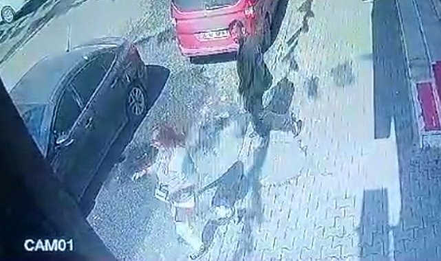 Sultangazi&#039;de çay ısmarlatıp 30 bin lira değerindeki 2 cep telefonunu böyle çaldılar