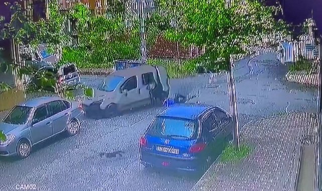 Sultangazi'de feci kaza kamerada: Hafif ticari araç ile çarpışan motosikletli 2 kişi havaya savruldu