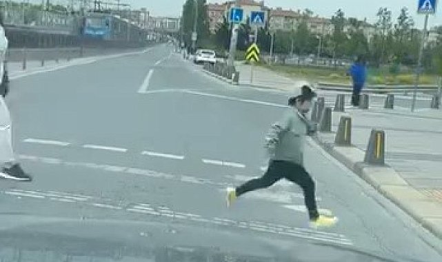 Sultangazi'de motosiklet sürücüsü küçük çocuğa çarpıp kaçtı: O anlar kamerada