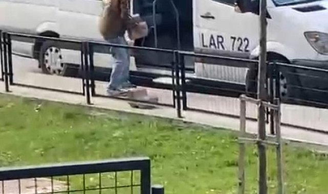 Sultangazi'de servis aracı ile parktaki şev taşlarını böyle çaldı