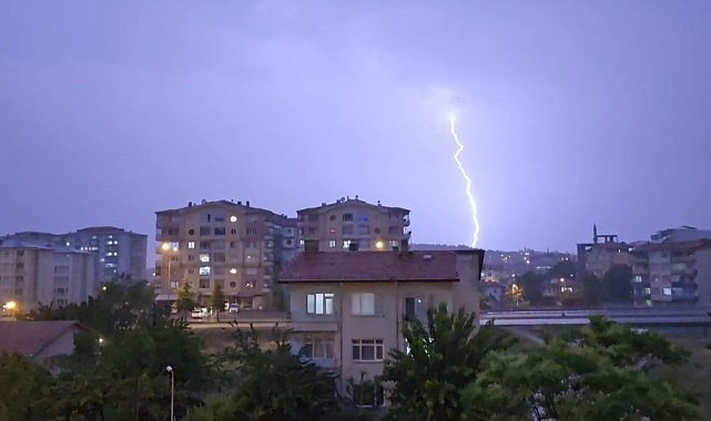Sungurlu'da şimşekler gökyüzünü aydınlattı