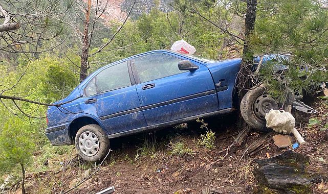 Sürücüsün hakimiyetini kaybettiği otomobil uçuruma yuvarlandı: 2 yaralı