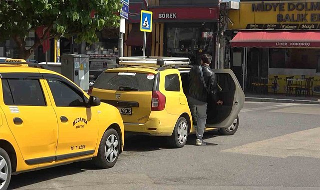 Taksiciyi bıçaklayıp gasp ettikten sonra kaçmak için yine aynı duraktan taksi çağırmış