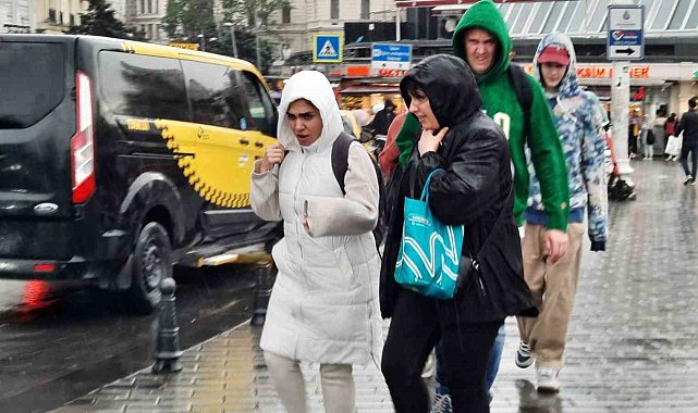 Taksim'de sağanak yağış etkili oldu