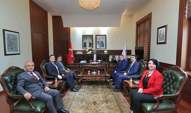 Tapu ve Kadastro bölge müdürü Eskişehir Valisi Hüseyin Aksoy'u ziyaret etti