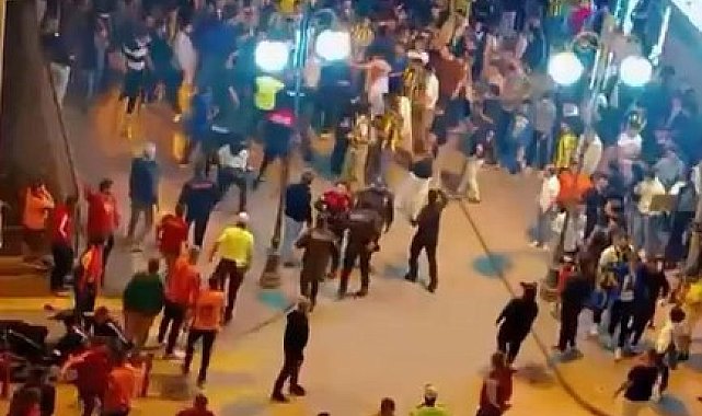 Taraftarlar arasında kavga çıktı, polisler olayların büyümesini engelledi