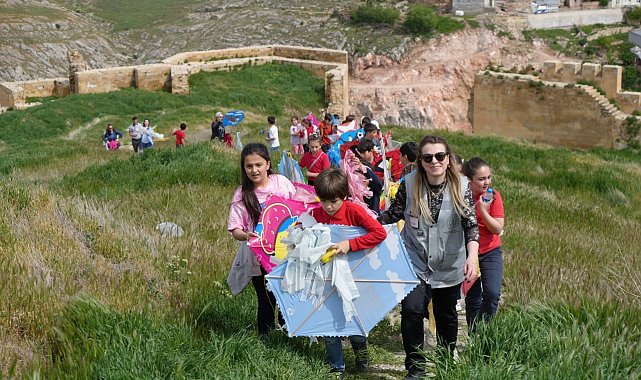 Tarihi kalenin surları öğrencilerin rengarenk uçurtmalarıyla renklendi
