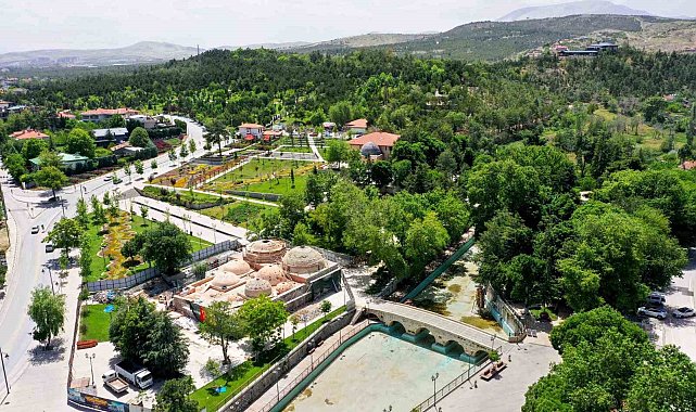 Tarihi Meram Çay Bahçesi küllerinden yeniden doğuyor