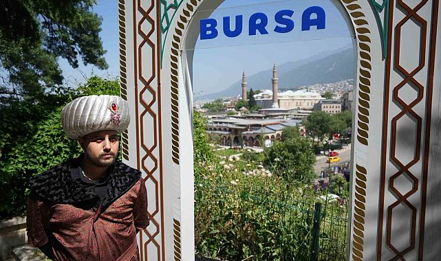 Tarihi surlara çıkanlar karşılarında padişah kıyafetli fenomeni gördü