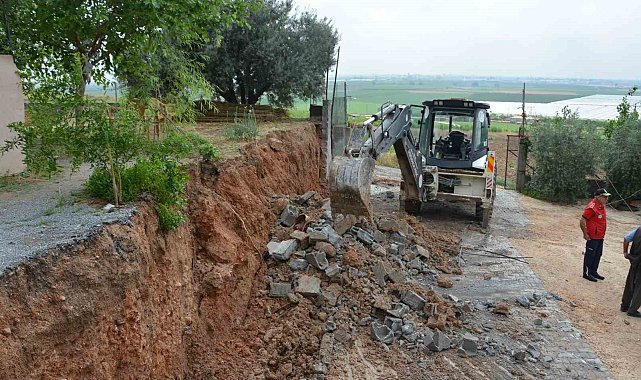 Tarsus'ta fırtınada devrilen istinat duvarı otomobilin üzerine düştü