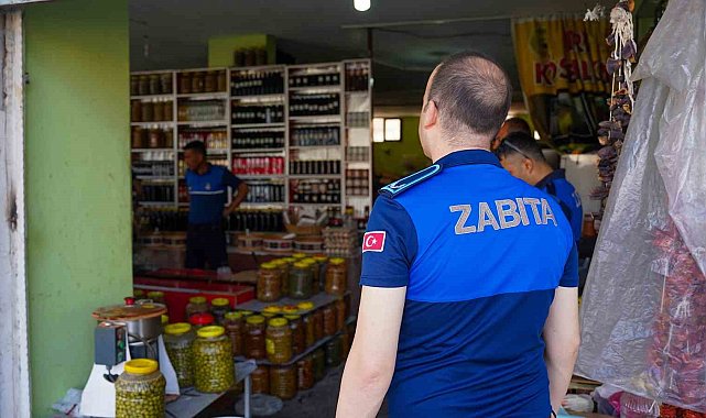 Tarsus'ta zabıta ekipleri menşei belirsiz ürünlere el koydu