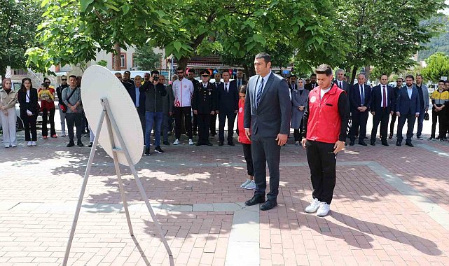 Taşova'da 19 Mayıs çelengi sunuldu