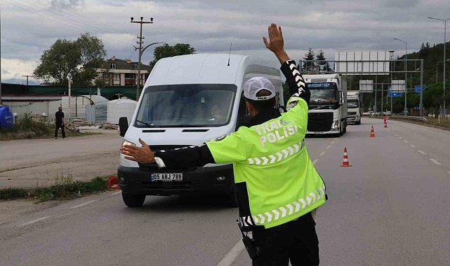 Taşova'da polis yük taşıyan araçları denetledi