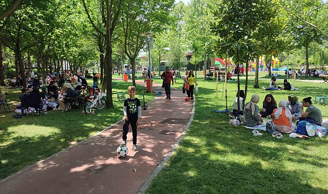 Tatili fırsat bilen Manisalılar Kentpark'a akın etti