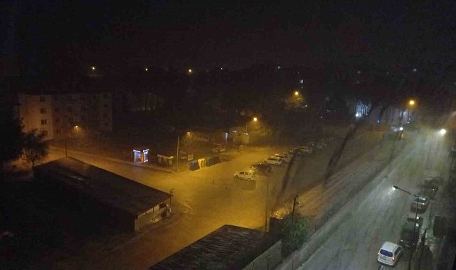 Tatvan'da sağanak yağış ve dolu hayatı felç etti