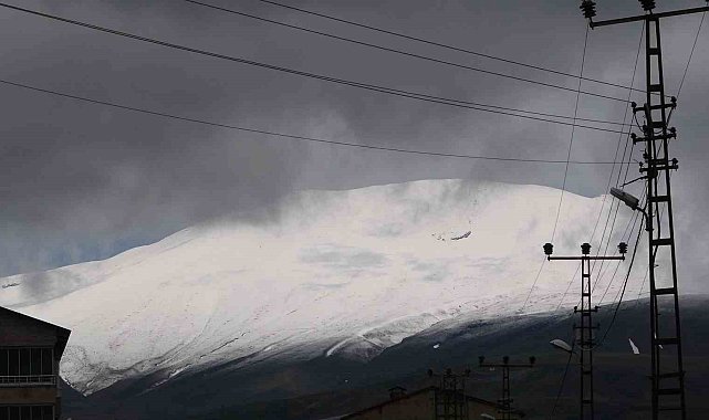 Tatvan'ın yüksek kesimleri beyaza büründü