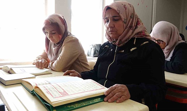 Tatvanlı ev kadınları Kur'an-ı Kerim'i öğreniyor