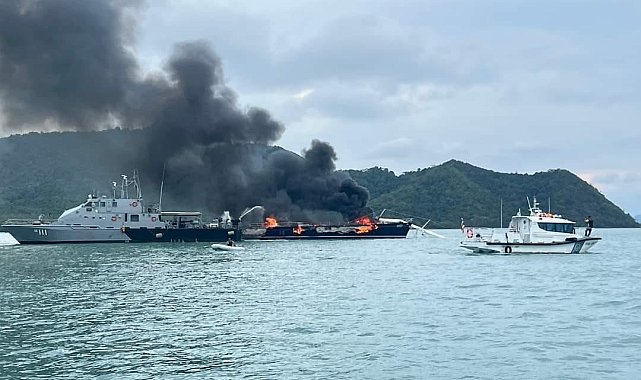Tayland'da 34 metrelik süper yat alev alev yandı