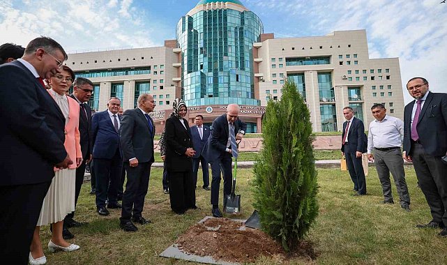 TBMM Başkanı Kurtulmuş, Hoca Ahmet Yesevi Uluslararası Türk-Kazak Üniversitesini ziyaret etti