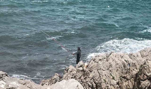 Tehlikeli kayalıklarda balık tutmak için canını hiçe saydı