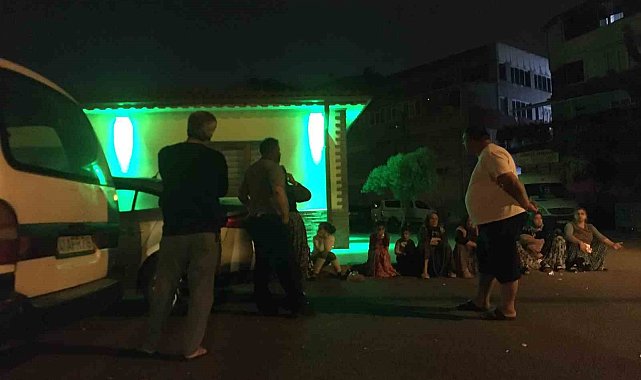 Telefon başlayan tartışma sokakta bıçaklı kavgaya dönüştü: 4 yaralı