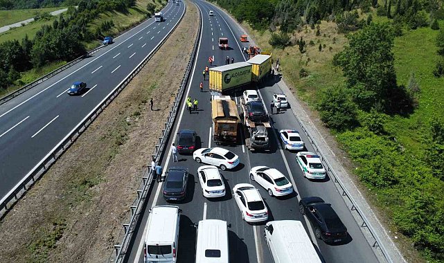 TEM'de tır devrildi, kilometrelerce kuyruk oluştu