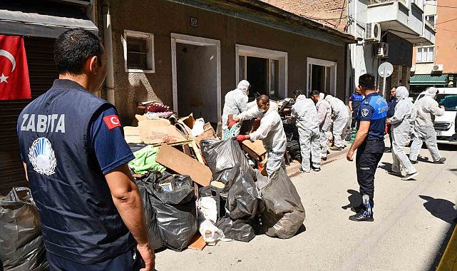 Tepebaşı'ndaki çöp ev temizlendi